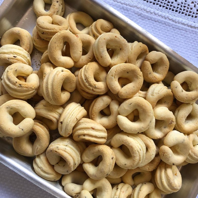 Biscoitos de queijo com erva doce em formato de ferradura, numa assadeira